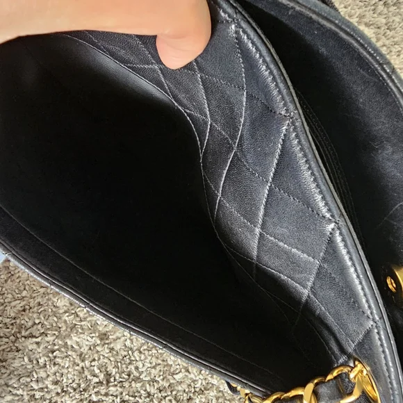 CHANEL Vintage Black Quilted Leather Shoulder Bag - Picture 15 of 16